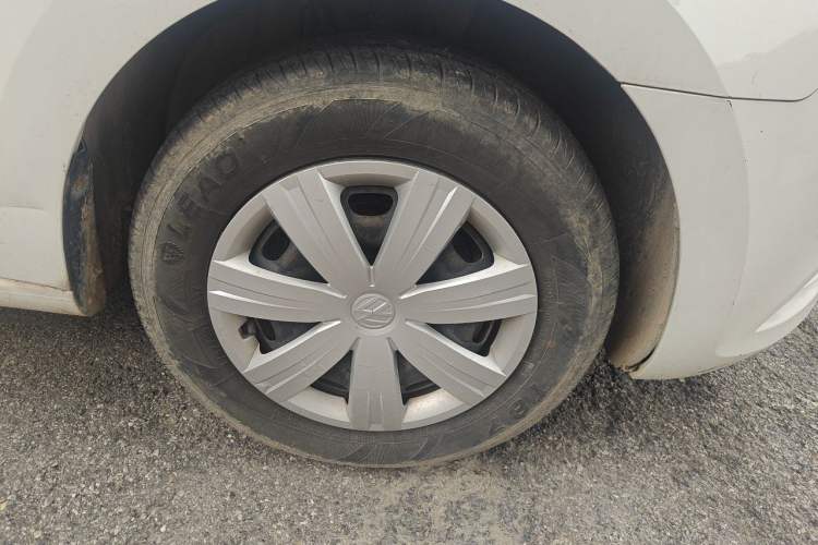 Used Volkswagen Jetta 2015 Zhuihui Edition 1.4L Manual Fashion Model Right Front Wheel Hub