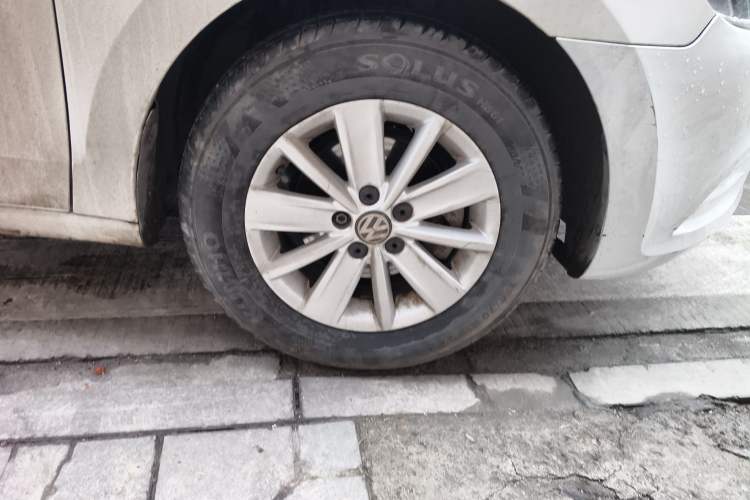Used Volkswagen Jetta 2015 Zhuihui Edition 1.4L Manual Fashion Model Right Front Wheel Hub