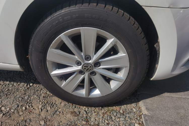 Used Volkswagen Jetta 2015 Value Edition 1.6L Automatic Comfort Version Right Front Wheel Hub