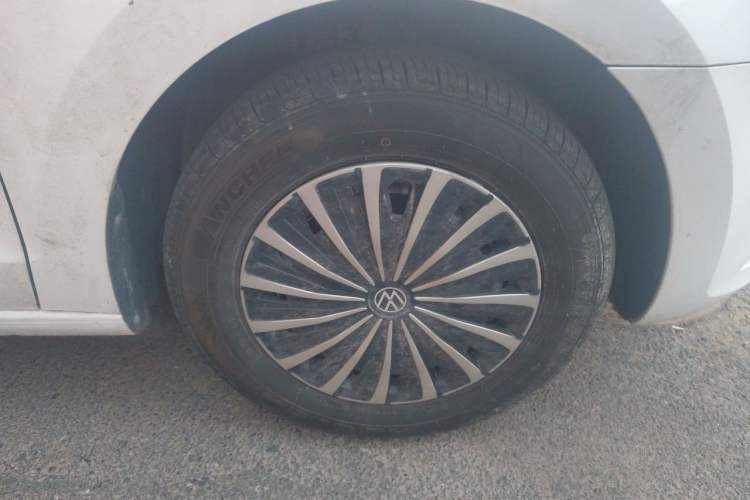 Used Volkswagen Jetta 2015 Value Edition 1.6L Automatic Fashion Version Right Front Wheel Hub