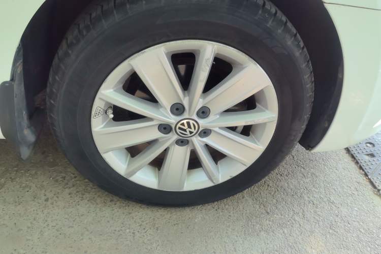 Used Volkswagen Jetta 2015 Value Edition 1.6L Automatic Comfort Version Right Front Wheel Hub