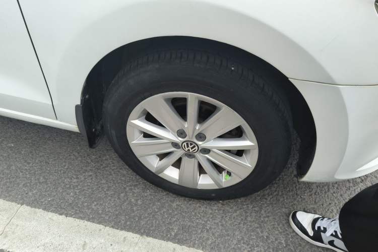 Used Volkswagen Jetta 2015 Value Edition 1.6L Automatic Comfort Version Right Front Wheel Hub