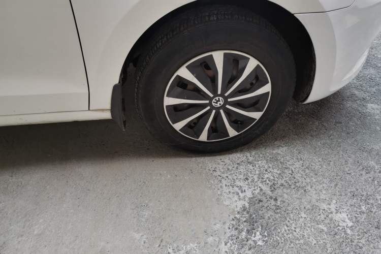 Used Volkswagen Jetta 2015 Value Edition 1.6L Manual Fashionable Style Right Front Wheel Hub