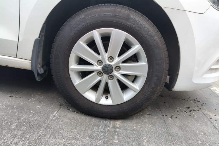 Used Volkswagen Jetta 2015 Value Edition 1.6L Manual Fashionable Style Right Front Wheel Hub