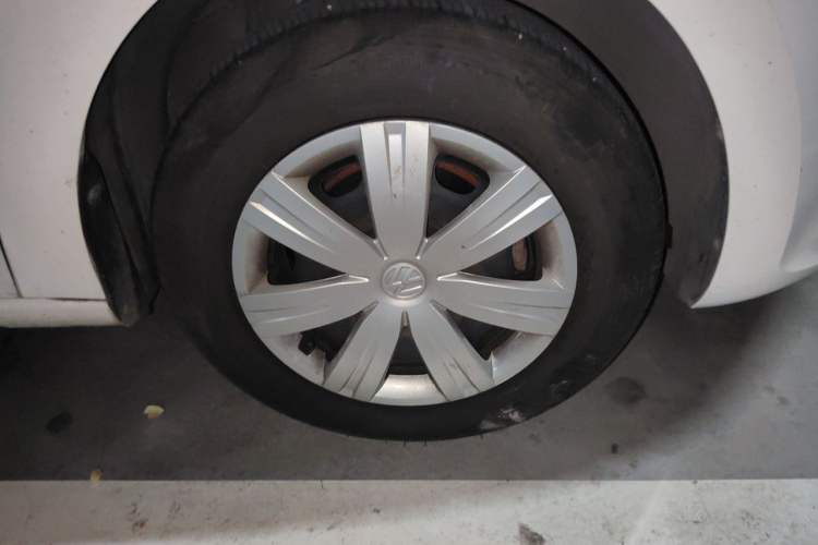 Used Volkswagen Jetta 2015 Value Edition 1.6L Manual Fashionable Style Right Front Wheel Hub