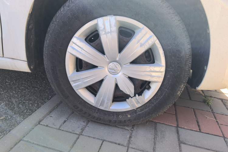 Used Volkswagen Jetta 2015 Value Edition 1.6L Manual Fashionable Style Right Front Wheel Hub