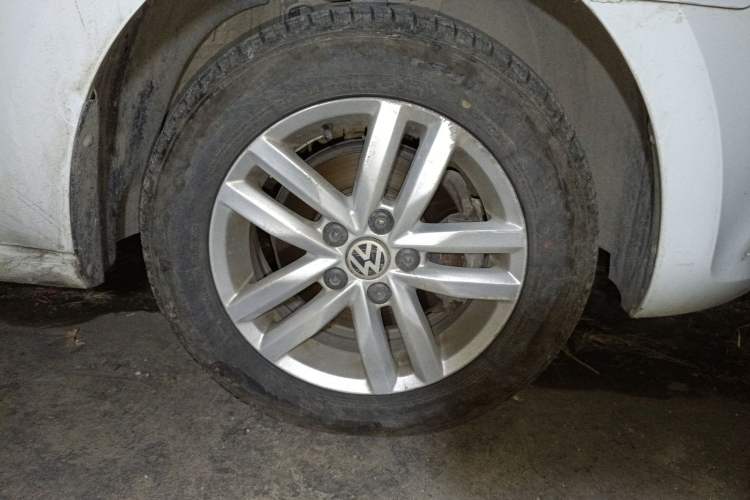 Used Volkswagen Jetta 2015 Value Edition 1.6L Manual Fashionable Style Right Front Wheel Hub