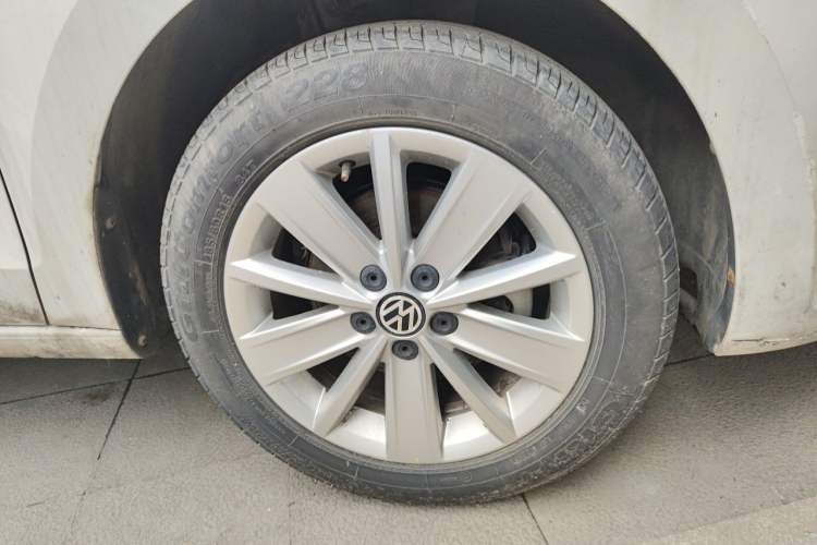Used Volkswagen Jetta 2015 Value Edition 1.6L Automatic Comfort Version Right Front Wheel Hub