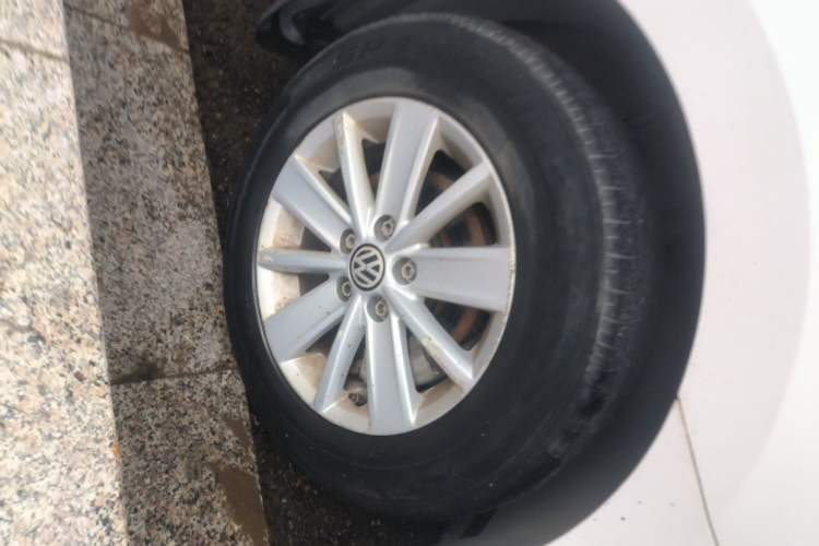 Used Volkswagen Jetta 2015 Value Edition 1.6L Automatic Fashion Version Right Front Wheel Hub