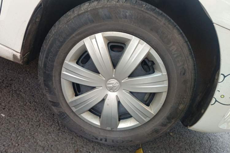 Used Volkswagen Jetta 2015 Value Edition 1.6L Manual Fashionable Style Right Front Wheel Hub