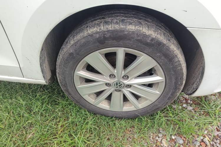 Used Volkswagen Jetta 2015 Value Edition 1.6L Automatic Comfort Version Right Front Wheel Hub