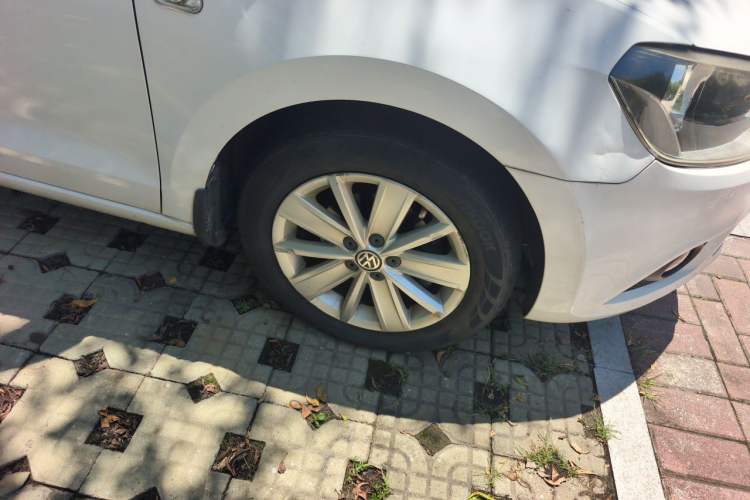 Used Volkswagen Jetta 2015 1.6L Automatic Comfort Model Right Front Wheel Hub