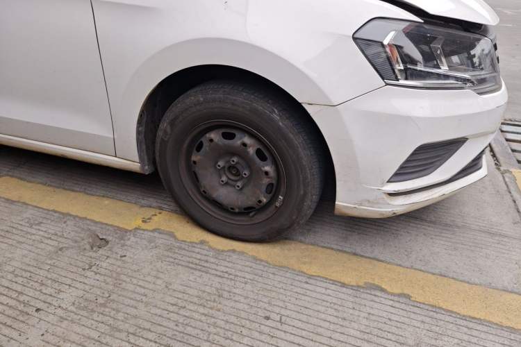 Used Volkswagen Jetta 2015 1.6L Manual Fashion Edition Right Front Wheel Hub