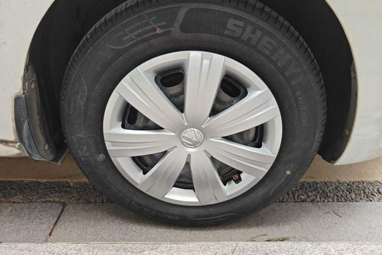 Used Volkswagen Jetta 2015 Zhuihui Edition 1.4L Manual Fashion Model Right Front Wheel Hub