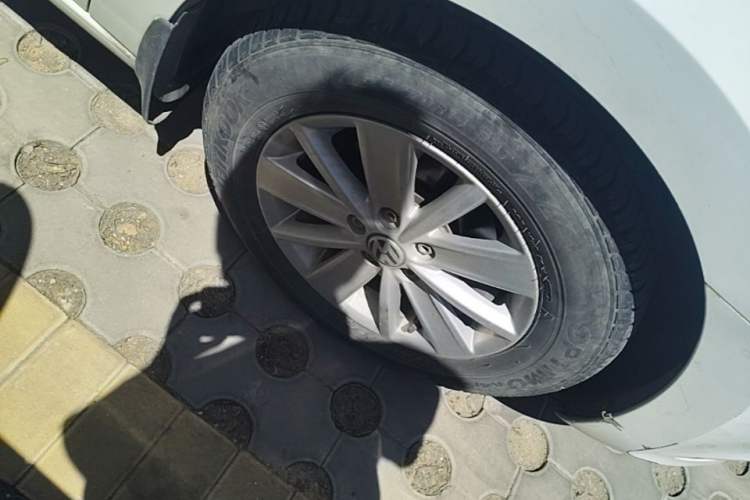 Used Volkswagen Jetta 2015 1.6L Manual Fashion Edition Right Front Wheel Hub