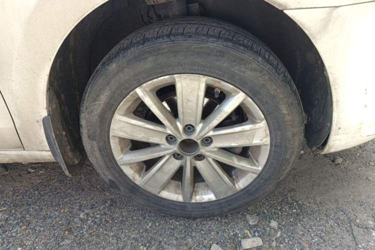 Used Volkswagen Jetta 2015 Value Edition 1.6L Manual Fashionable Style Right Front Wheel Hub
