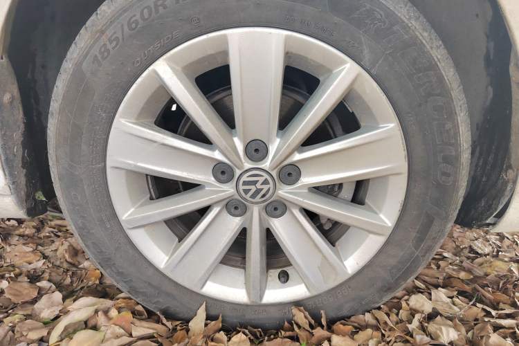 Used Volkswagen Jetta 2015 Zhihui Edition 1.4L Manual Comfort Model Right Front Wheel Hub