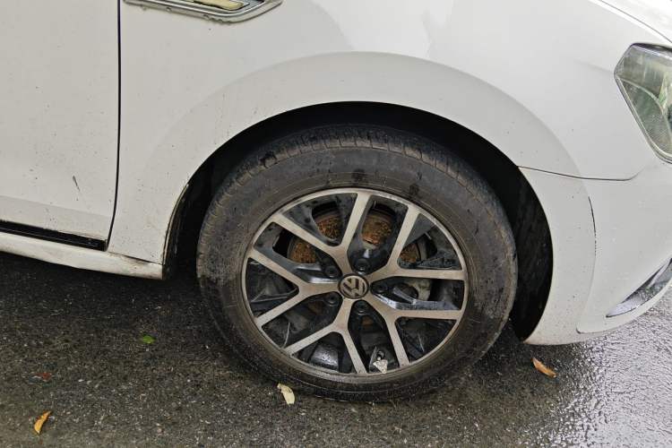 Used Volkswagen Jetta 2015 Value Edition 1.6L Automatic Comfort Version Right Front Wheel Hub