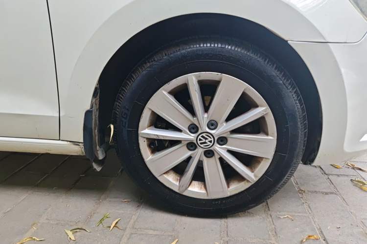 Used Volkswagen Jetta 2015 Value Edition 1.6L Automatic Comfort Version Right Front Wheel Hub