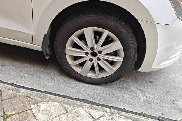 Used Volkswagen Jetta 2015 Value Edition 1.6L Automatic Comfort Version Right Front Wheel Hub