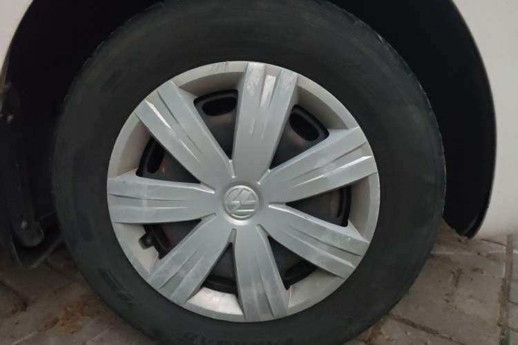 Used Volkswagen Jetta 2015 Zhuihui Edition 1.4L Manual Fashion Model Right Front Wheel Hub