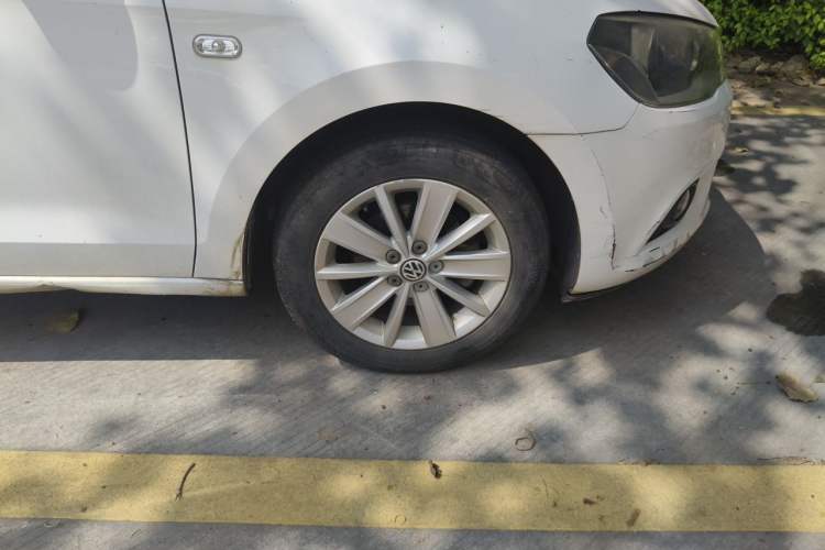 Used Volkswagen Jetta 2015 1.6L Manual Fashion Edition Right Front Wheel Hub
