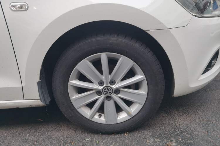 Used Volkswagen Jetta 2015 1.6L Automatic Comfort Model Right Front Wheel Hub
