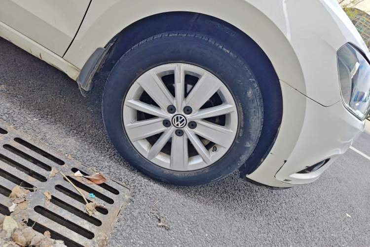 Used Volkswagen Jetta 2015 1.6L Automatic Comfort Model Right Front Wheel Hub