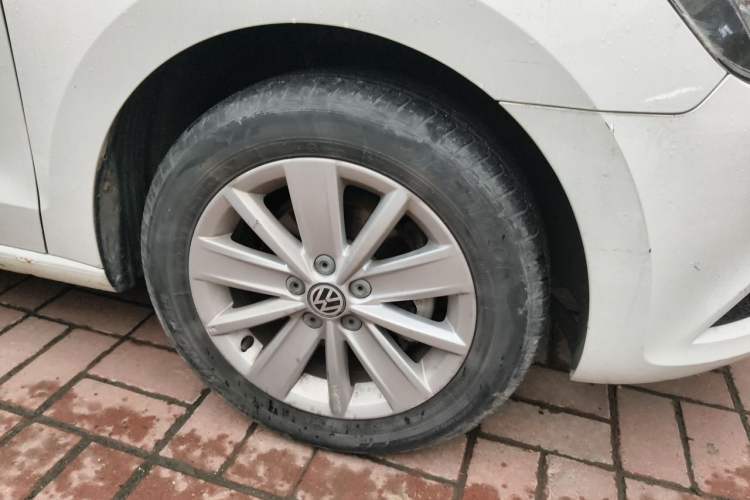 Used Volkswagen Jetta 2015 1.6L Manual Comfort Model Right Front Wheel Hub