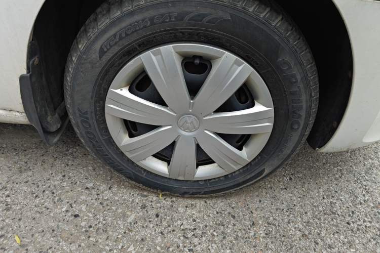 Used Volkswagen Jetta 2015 Value Edition 1.6L Manual Fashionable Style Right Front Wheel Hub