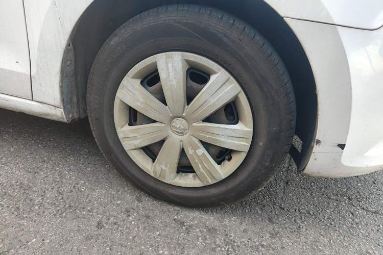 Used Volkswagen Jetta 2015 1.6L Manual Fashion Edition Right Front Wheel Hub
