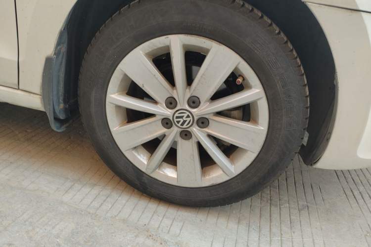 Used Volkswagen Jetta 2015 1.6L Manual Comfort Model Right Front Wheel Hub