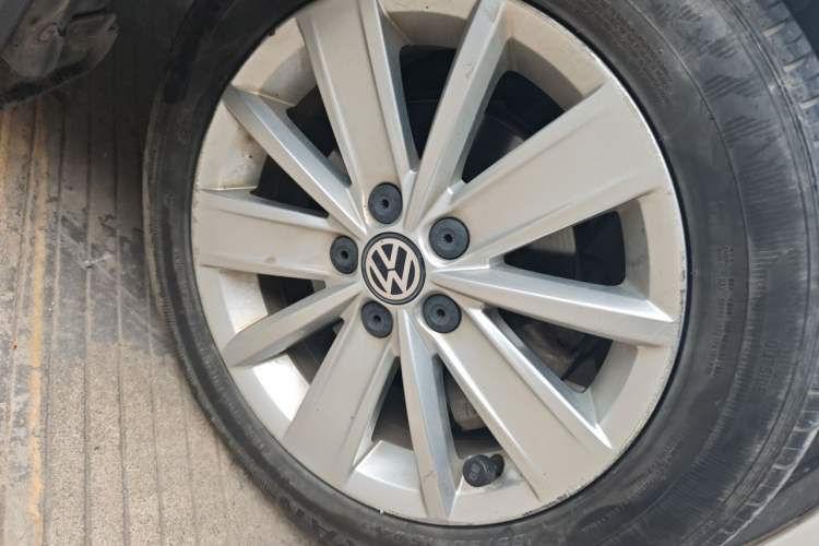 Used Volkswagen Jetta 2015 Value Edition 1.6L Automatic Comfort Version Right Front Wheel Hub