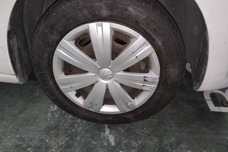 Used Volkswagen Jetta 2015 Zhuihui Edition 1.4L Manual Fashion Model Right Front Wheel Hub
