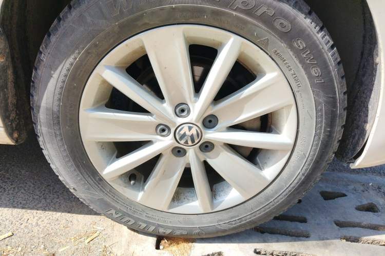 Used Volkswagen Jetta 2015 Zhuihui Edition 1.6L Manual Comfort Model Right Front Wheel Hub