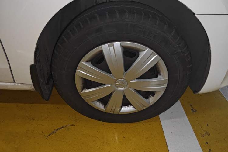 Used Volkswagen Jetta 2015 Value Edition 1.6L Manual Fashionable Style Right Front Wheel Hub