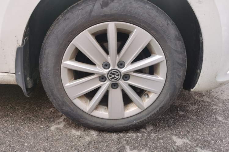 Used Volkswagen Jetta 2015 1.4L Manual Comfort Model Right Front Wheel Hub