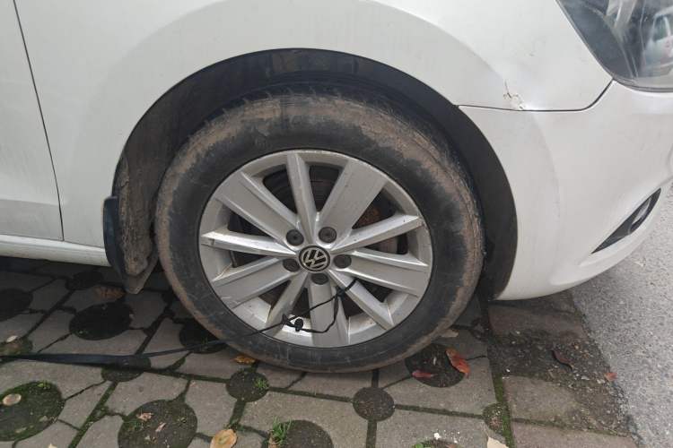 Used Volkswagen Jetta 2015 1.6L Manual Comfort Model Right Front Wheel Hub