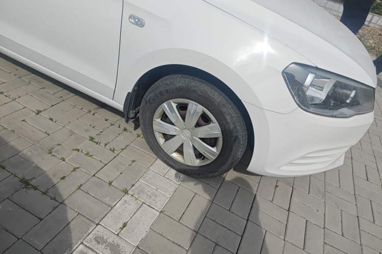 Used Volkswagen Jetta 2015 Value Edition 1.6L Manual Fashionable Style Right Front Wheel Hub