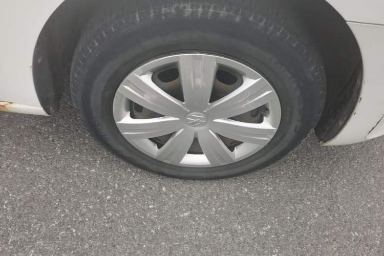 Used Volkswagen Jetta 2015 Value Edition 1.6L Automatic Fashion Version Right Front Wheel Hub
