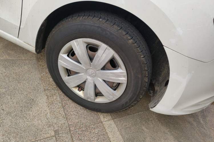 Used Volkswagen Jetta 2015 Value Edition 1.6L Manual Fashionable Style Right Front Wheel Hub