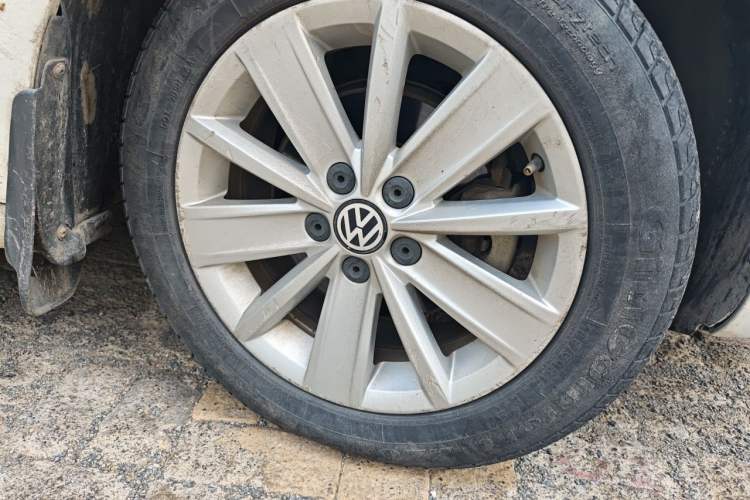 Used Volkswagen Jetta 2015 Zhihui Edition 1.4L Manual Comfort Model Right Front Wheel Hub