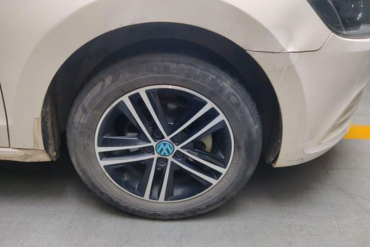 Used Volkswagen Jetta 2015 Value Edition 1.6L Manual Fashionable Style Right Front Wheel Hub