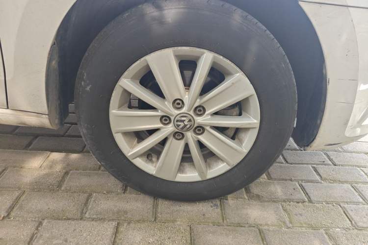 Used Volkswagen Jetta 2015 Value Edition 1.6L Manual Fashionable Style Right Front Wheel Hub