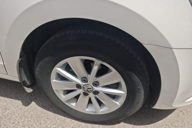 Used Volkswagen Jetta 2015 Value Edition 1.6L Manual Fashionable Style Right Front Wheel Hub