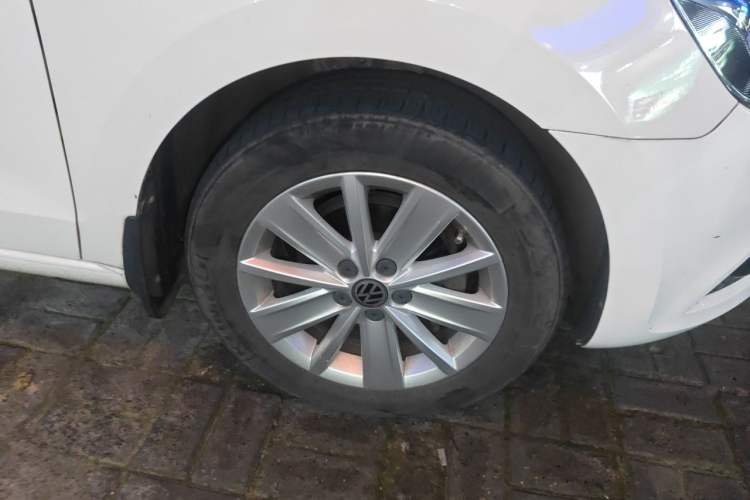 Used Volkswagen Jetta 2015 1.6L Automatic Comfort Model Right Front Wheel Hub