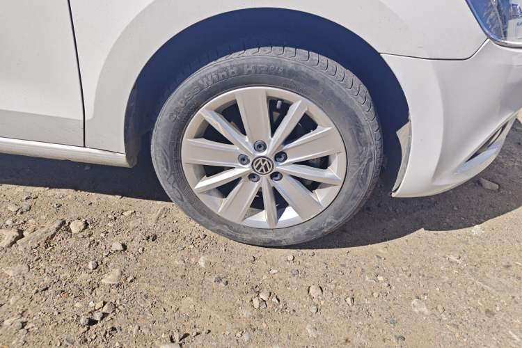 Used Volkswagen Jetta 2015 Value Edition 1.6L Automatic Comfort Version Right Front Wheel Hub