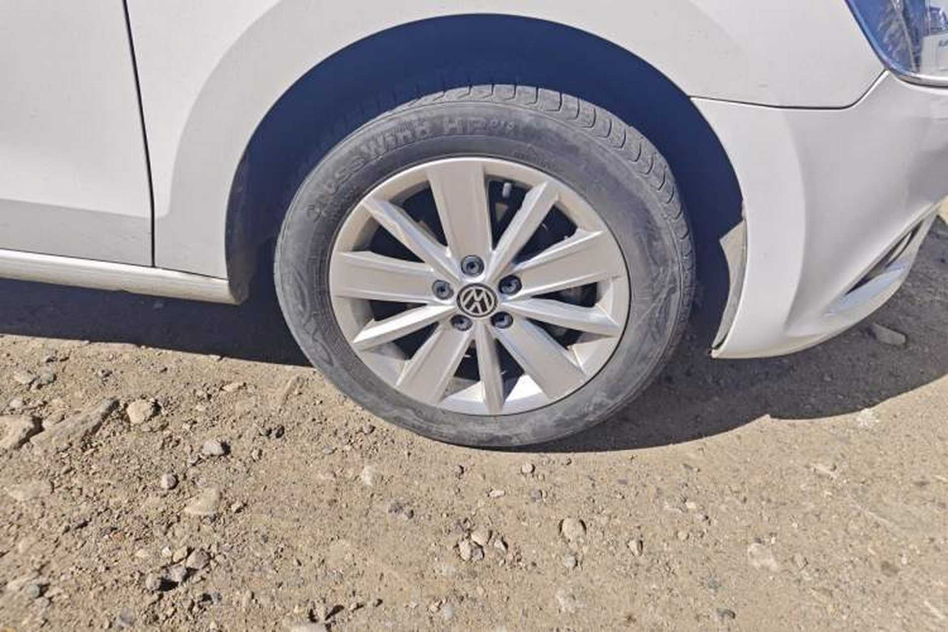 Used Volkswagen Jetta 2015 Value Edition 1.6L Automatic Comfort Version Right Front Wheel Hub