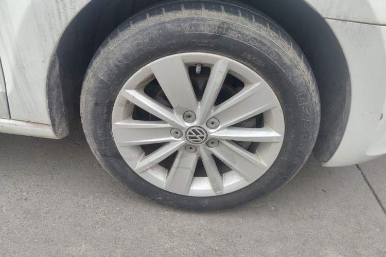 Used Volkswagen Jetta 2015 1.6L Manual Comfort Model Right Front Wheel Hub