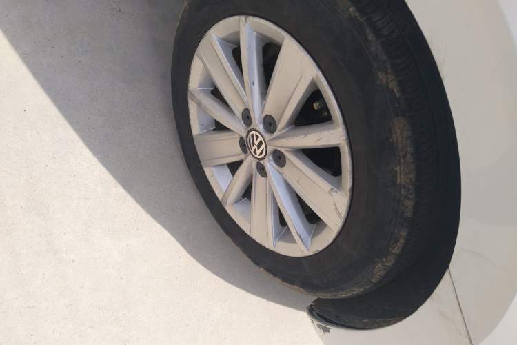 Used Volkswagen Jetta 2015 Value Edition 1.6L Automatic Comfort Version Right Front Wheel Hub